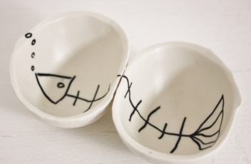[:fr]Duo de mini calebasse en porcelaine décor arête poisson, Sophie Buquet.[:en]duo de mini calebasse en porcelaine décor arête poisson[:]