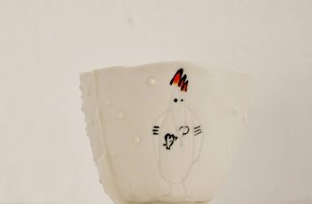tasse porcelaine décor en relief et piou-piou punk gravé