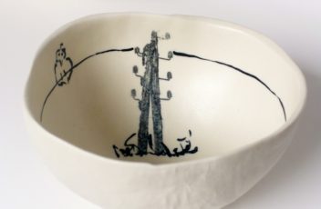 Saladier en porcelaine, forme calebasse, décor avec transfert et à la plume