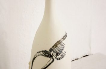 bouteille calebasse en porcelaine décor squelette baleine