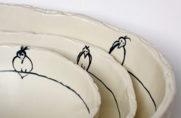 Saladier en porcelaine, forme calebasse, décor à la plume