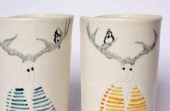 Mug en porcelaine, coulage, décor avec transfert et au pinceau
