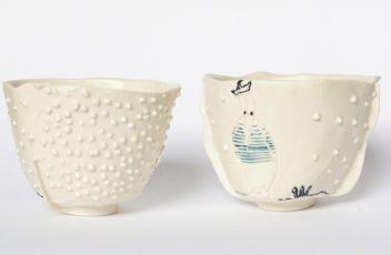 tasse porcelaine décor en relief et piou-piou gravé
