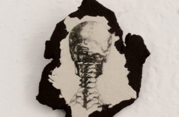 broche en grès et porcelaine décor squelette tête et nuque