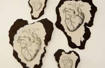 ensemble tableaux en grès et porcelaine décor coeur planche anatomie