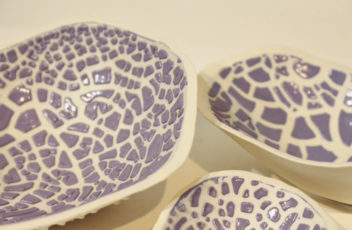 Détail pièce porcelaine émail violet, coll. Calice